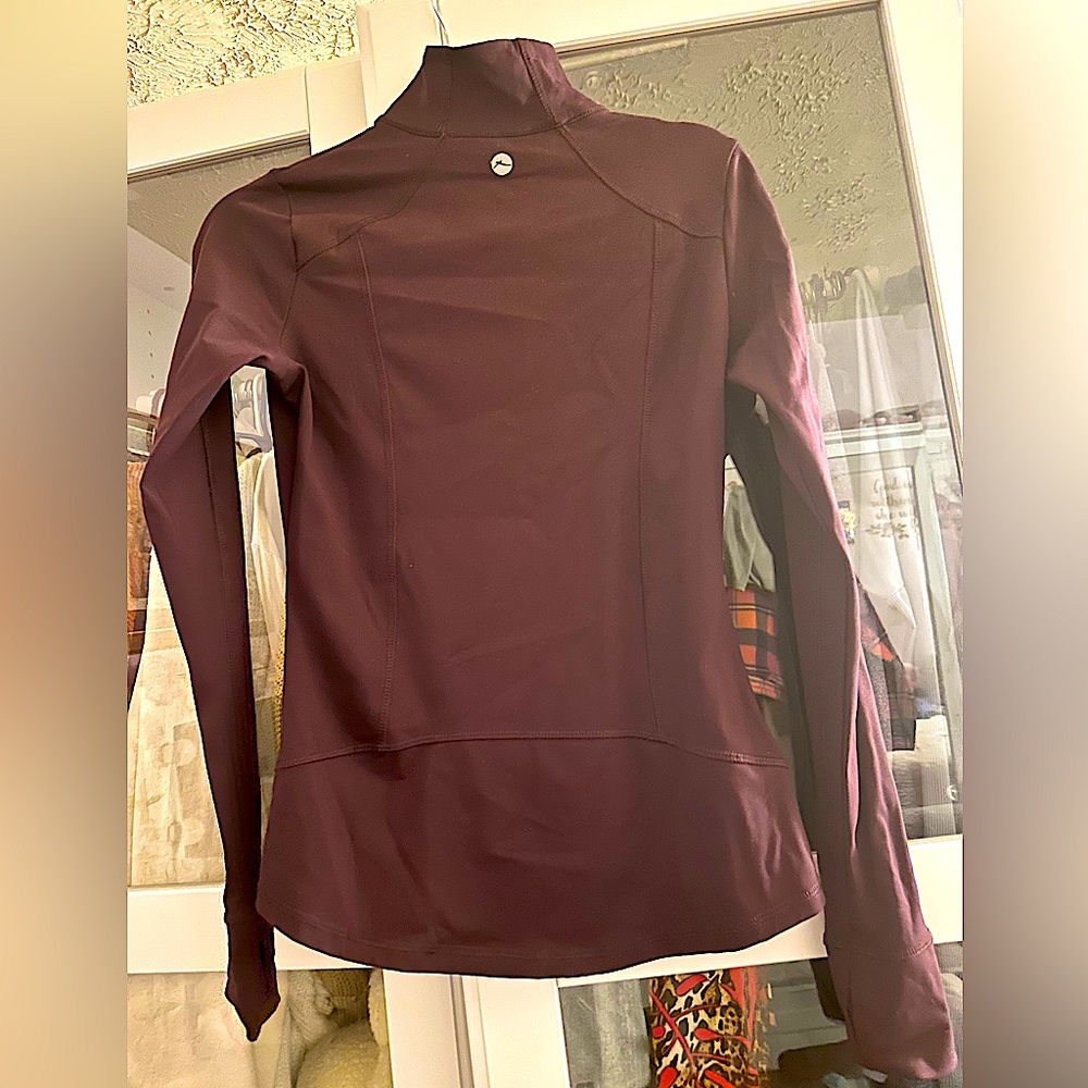 Active Jacket in burgundy color. Excellent condition. Women’s size small.